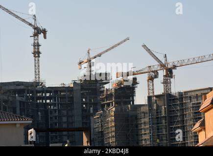 Giza, Ägypten, Oktober 16 2022: Eine Baustelle des neuen Aufstiegs der neuen hohen Wohnbaustadt in Ägypten mit Krantürmen und Maschinen, die ich Stockfoto