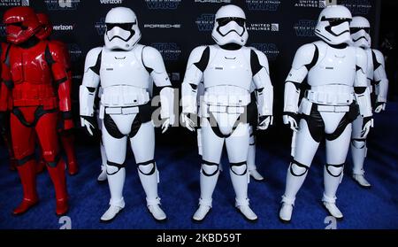 HOLLYWOOD, LOS ANGELES, KALIFORNIEN, USA - 16. DEZEMBER: Stormtroopers kommen bei der Weltpremiere von Disneys "Star Wars: The Rise of Skywalker" an, die am 16. Dezember 2019 im El Capitan Theatre in Hollywood, Los Angeles, Kalifornien, USA, stattfand. (Foto von Xavier Collin/Image Press Agency/NurPhoto) Stockfoto