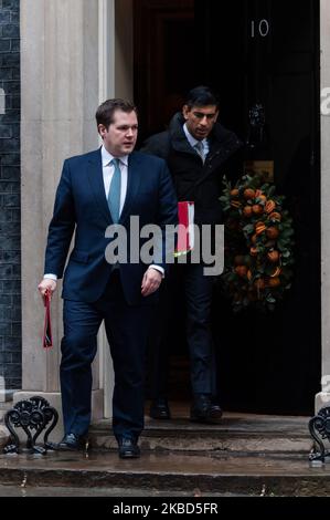 Robert Jenrick (L), Staatssekretär für Wohnungswesen, Gemeinden und Kommunalverwaltung, und der Finanzminister Rishi Sunak nehmen an der ersten Kabinettssitzung in der Downing Street im Zentrum von London Teil, nachdem die Konservative Partei bei den Parlamentswahlen in der vergangenen Woche am 17. Dezember 2019 in London, England, einen Erdrutschsieg errungen hatte. (Foto von Wiktor Szymanowicz/NurPhoto) Stockfoto