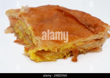 Gepolsterte Torten oder Feer Meshält Kissen wie Kuchen flockigen ägyptischen geschichteten Gebäck aus vielen dünnen Schichten von Teig und Ghee gefüllt und gefüllt mit Vanill Stockfoto