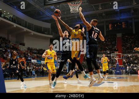 Tyler Dorsey (C) von Maccabi FOX Tel Aviv im Kampf gegen Colton Iverson (4) und Vladislav Trushkin (16) von Zenit St. Petersburg während des EuroLeague-Basketballspiels zwischen Zenit St. Petersburg und Maccabi FOX Tel Aviv am 17. Dezember 2019 in der Sibur Arena in Sankt Petersburg, Russland. (Foto von Mike Kireev/NurPhoto) Stockfoto