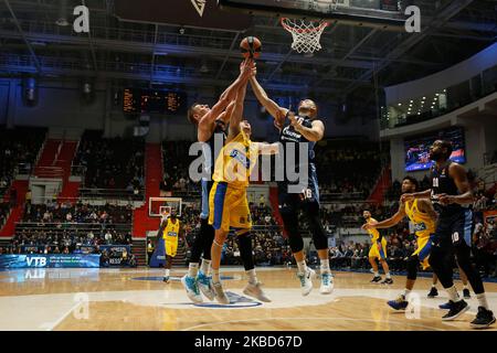 Angelo Caloiaro (C) von Maccabi FOX Tel Aviv im Kampf gegen Colton Iverson (L) und Vladislav Trushkin (16) von Zenit St. Petersburg während des EuroLeague-Basketballspiels zwischen Zenit St. Petersburg und Maccabi FOX Tel Aviv am 17. Dezember 2019 in der Sibur Arena in Sankt Petersburg, Russland. (Foto von Mike Kireev/NurPhoto) Stockfoto