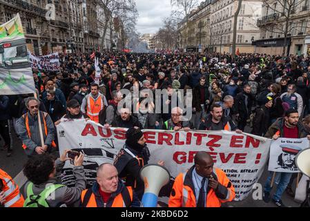 Blick auf den Prozessionsleiter der Demonstration, der sich hauptsächlich aus Eisenbahnern der SNCF und RATP zusammensetzt, die am Dienstag, dem 17. Dezember 2019, dem zwölften Tag der Streikbewegung gegen die Rentenreform, streiken, Ein weiterer großer Tag der Mobilisierung gegen die Reform fand auf Initiative der wichtigsten französischen Gewerkschaften in Paris statt. Zwischen 70.000 und 350.000 Menschen demonstrierten zwischen dem Place de la République und dem Place de la Nation gegen die Einführung der Punktpensionierung und die Verlängerung der Arbeitszeit auf 64 Jahre. (Foto von Samuel Boivin/NurPhoto) Stockfoto