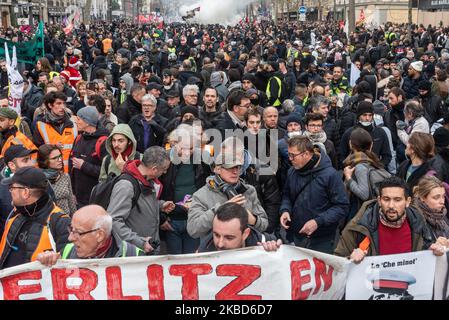 Blick auf den Prozessionsleiter der Demonstration, der sich hauptsächlich aus Eisenbahnern der SNCF und RATP zusammensetzt, die am Dienstag, dem 17. Dezember 2019, dem zwölften Tag der Streikbewegung gegen die Rentenreform, streiken, Ein weiterer großer Tag der Mobilisierung gegen die Reform fand auf Initiative der wichtigsten französischen Gewerkschaften in Paris statt. Zwischen 70.000 und 350.000 Menschen demonstrierten zwischen dem Place de la République und dem Place de la Nation gegen die Einführung der Punktpensionierung und die Verlängerung der Arbeitszeit auf 64 Jahre. (Foto von Samuel Boivin/NurPhoto) Stockfoto