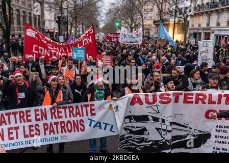 Draufsicht auf die Zugparade der Bahnarbeiter von SNCF und RATP am Dienstag, den 17. Dezember 2019, am zwölften Tag der Streikbewegung gegen die Rentenreform, Ein weiterer großer Tag der Mobilisierung gegen die Reform fand auf Initiative der wichtigsten französischen Gewerkschaften in Paris statt. Zwischen dem Place de la République und dem Place de la Nation demonstrierten zwischen 70.000 und 350.000 Personen gegen die Einführung der Altersrente und die Verlängerung der Arbeitszeit auf 64 Jahre. (Foto von Samuel Boivin/NurPhoto) Stockfoto