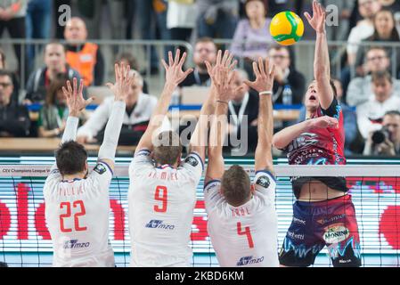 Kevin Tillie (Verva),Patryk Niemiec (Verva),Jan Krol (Verva),Olei Plotnytskyi (Perugia) während des CEV Champions League Volley-Spiels zwischen Verva Warszawa und Sir Sicoma Monini Perugia am 17. Dezember 2019 in Warschau, Polen. (Foto von Foto Olimpik/NurPhoto) Stockfoto