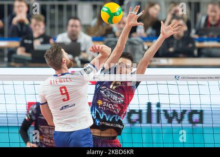 Patryk Niemiec (Verva),Roberto Russo (Perugia) beim CEV Champions League Volley Spiel zwischen Verva Warszawa und Sir Sicoma Monini Perugia am 17. Dezember 2019 in Warschau, Polen. (Foto von Foto Olimpik/NurPhoto) Stockfoto