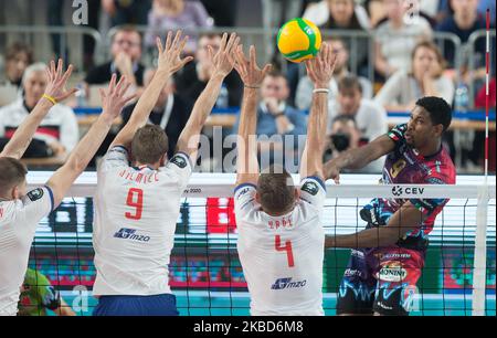 Patryk Niemiec (Verva),Jan Krol (Verva),Wilfredo Leon (Perugia) beim CEV Champions League Volley Spiel zwischen Verva Warszawa und Sir Sicoma Monini Perugia am 17. Dezember 2019 in Warschau, Polen. (Foto von Foto Olimpik/NurPhoto) Stockfoto