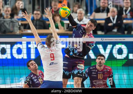 Patryk Niemiec (Verva),Marko Podrascanin (Perugia) beim CEV Champions League Volley Spiel zwischen Verva Warszawa und Sir Sicoma Monini Perugia am 17. Dezember 2019 in Warschau, Polen. (Foto von Foto Olimpik/NurPhoto) Stockfoto