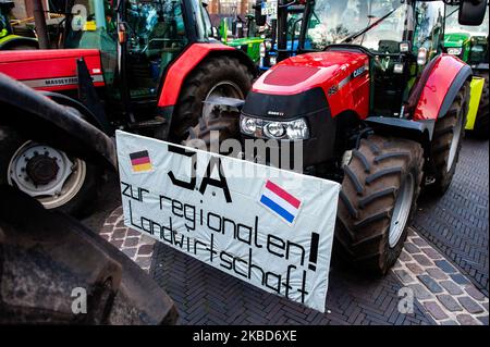 Ein Traktor hält während eines der Bauernproteste am 18. 2019. Dezember in Arnhem ein Plakat in der Hand. (Foto von Romy Arroyo Fernandez/NurPhoto) Stockfoto