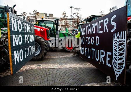 Einige Traktoren sind während eines der Bauernproteste, die am 18. 2019. Dezember in Arnhem stattfanden, mit Plakaten geschmückt. (Foto von Romy Arroyo Fernandez/NurPhoto) Stockfoto