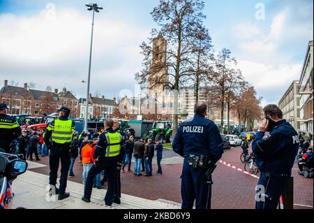 Während eines der Bauernproteste, die am 18. 2019. Dezember in Arnhem stattfanden, halten die niederländische und die deutsche Polizei vor der Provinzregierung ein Auge. (Foto von Romy Arroyo Fernandez/NurPhoto) Stockfoto
