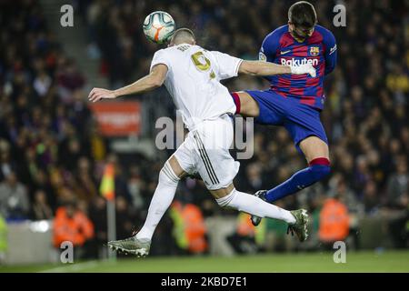 03 Gerard Pique aus Spanien vom FC Barcelona und 09 Karim Benzema aus Frankreich von Real Madrid während des La Liga-Spiels zwischen dem FC Barcelona und Real Madrid am 18. Dezember 2019 im Camp Nou in Barcelona, Spanien. (Foto von Xavier Bonilla/NurPhoto) Stockfoto