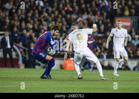 03 Gerard Pique aus Spanien vom FC Barcelona und 09 Karim Benzema aus Frankreich von Real Madrid während des La Liga-Spiels zwischen dem FC Barcelona und Real Madrid am 18. Dezember 2019 im Camp Nou in Barcelona, Spanien. (Foto von Xavier Bonilla/NurPhoto) Stockfoto