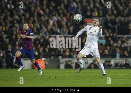 11 Gareth Bale aus Wales von Real Madrid und 18 Jordi Alba aus Spanien vom FC Barcelona während des La Liga-Spiels zwischen dem FC Barcelona und Real Madrid im Camp Nou am 18. Dezember 2019 in Barcelona, Spanien. (Foto von Xavier Bonilla/NurPhoto) Stockfoto