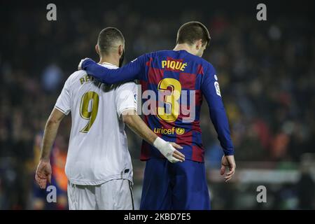 09 Karim Benzema aus Frankreich von Real Madrid und 03 Gerard Pique aus Spanien vom FC Barcelona während des La Liga-Spiels zwischen dem FC Barcelona und Real Madrid am 18. Dezember 2019 im Camp Nou in Barcelona, Spanien. (Foto von Xavier Bonilla/NurPhoto) Stockfoto