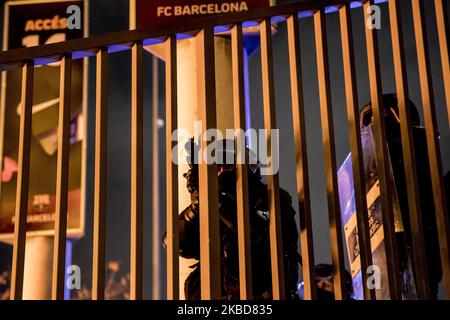 Katalanischer Unabhängigkeitsbefürworter kollidiert mit der Polizei in der Nähe des Camp Nou-Stadions während des Spiels der spanischen Liga FC Barcelona gegen Real Madrid in Barcelona, Katalonien, Spanien, 18. Dezember 2019 (Foto: Miquel Llop/NurPhoto) Stockfoto