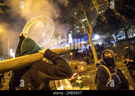 Katalanischer Unabhängigkeitsbefürworter kollidiert mit der Polizei in der Nähe des Camp Nou-Stadions während des Spiels der spanischen Liga FC Barcelona gegen Real Madrid in Barcelona, Katalonien, Spanien, 18. Dezember 2019 (Foto: Miquel Llop/NurPhoto) Stockfoto