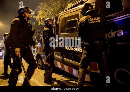 Katalanischer Unabhängigkeitsbefürworter kollidiert mit der Polizei in der Nähe des Camp Nou-Stadions während des Spiels der spanischen Liga FC Barcelona gegen Real Madrid in Barcelona, Katalonien, Spanien, 18. Dezember 2019 (Foto: Miquel Llop/NurPhoto) Stockfoto