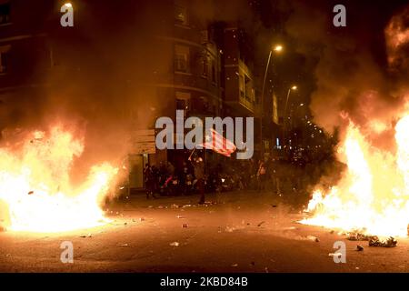 Katalanischer Unabhängigkeitsbefürworter kollidiert mit der Polizei in der Nähe des Camp Nou-Stadions während des Spiels der spanischen Liga FC Barcelona gegen Real Madrid in Barcelona, Katalonien, Spanien, 18. Dezember 2019 (Foto: Miquel Llop/NurPhoto) Stockfoto