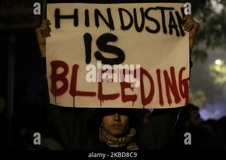 Ein Protestler hält ein Plakat mit der Aufschrift Hindustan blutet (Indien blutet) während eines Protestes gegen das Gesetz zur Änderung der Staatsbürgerschaft (CAA) in Neu-Delhi, Indien, am 19. Dezember 2019 (Foto: Nasir Kachroo/NurPhoto) Stockfoto