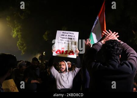Ein Protestler ruft Slogans während eines Protests gegen das Gesetz zur Änderung der Staatsbürgerschaft (CAA) in Neu-Delhi, Indien, am 19. Dezember 2019 (Foto: Nasir Kachroo/NurPhoto) Stockfoto
