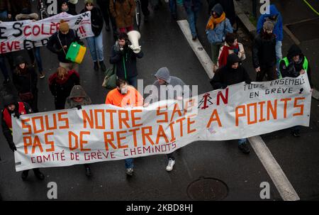 Am 19. Dezember 2019 demonstrierten Menschen in Nantes, Frankreich, gegen den Plan zur Reform des Rentensystems. Diese von der Gewerkschaft (CGT, FSU, FO und Solidarires) organisierte Demonstration brachte Cheminots der SNCF, nationales Bildungspersonal und GRDF-Agenten zusammen. (Foto von Estelle Ruiz/NurPhoto) Stockfoto