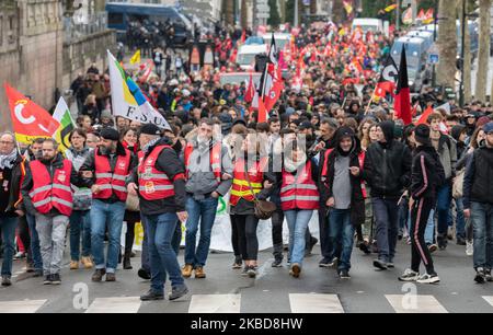 Am 19. Dezember 2019 demonstrierten Menschen in Nantes, Frankreich, gegen den Plan zur Reform des Rentensystems. Diese von der Gewerkschaft (CGT, FSU, FO und Solidarires) organisierte Demonstration brachte Cheminots der SNCF, nationales Bildungspersonal und GRDF-Agenten zusammen. (Foto von Estelle Ruiz/NurPhoto) Stockfoto