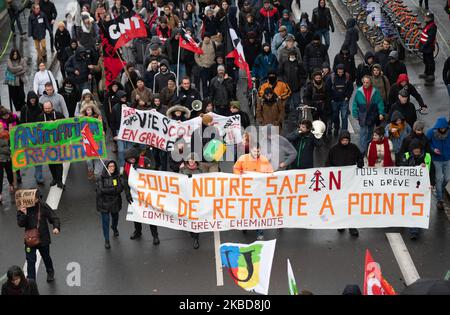 Am 19. Dezember 2019 demonstrierten Menschen in Nantes, Frankreich, gegen den Plan zur Reform des Rentensystems. Diese von der Gewerkschaft (CGT, FSU, FO und Solidarires) organisierte Demonstration brachte Cheminots der SNCF, nationales Bildungspersonal und GRDF-Agenten zusammen. (Foto von Estelle Ruiz/NurPhoto) Stockfoto