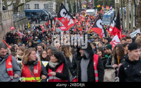 Am 19. Dezember 2019 demonstrierten Menschen in Nantes, Frankreich, gegen den Plan zur Reform des Rentensystems. Diese von der Gewerkschaft (CGT, FSU, FO und Solidarires) organisierte Demonstration brachte Cheminots der SNCF, nationales Bildungspersonal und GRDF-Agenten zusammen. (Foto von Estelle Ruiz/NurPhoto) Stockfoto