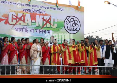 Die Chefministerin des westbengalen Staates und Vorsitzende des Trinamool-Kongresses (TMC) Mamata Banerjee sowie ihr Neffe Abhishak Banerjee MP und Parteianhänger bei einer Massenkundgebung während eines Protestes gegen das neue indische Staatsbürgerschaftsgesetz am 19. Dezember 2019 in Kalkutta. (Foto von Debajyoti Chakraborty/NurPhoto) Stockfoto