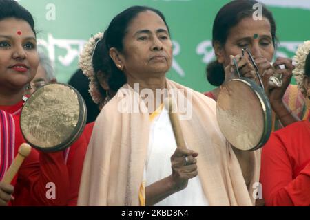 Die Chefministerin des westbengalen Staates und Vorsitzende des Trinamool-Kongresses (TMC) Mamata Banerjee sowie ihr Neffe Abhishak Banerjee MP und Parteianhänger bei einer Massenkundgebung während eines Protestes gegen das neue indische Staatsbürgerschaftsgesetz am 19. Dezember 2019 in Kalkutta. (Foto von Debajyoti Chakraborty/NurPhoto) Stockfoto