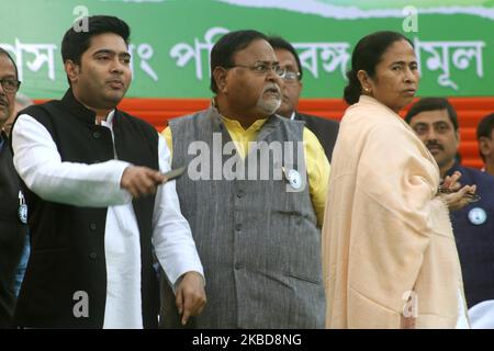 Die Chefministerin des westbengalen Staates und Vorsitzende des Trinamool-Kongresses (TMC) Mamata Banerjee sowie ihr Neffe Abhishak Banerjee MP und Parteianhänger bei einer Massenkundgebung während eines Protestes gegen das neue indische Staatsbürgerschaftsgesetz am 19. Dezember 2019 in Kalkutta. (Foto von Debajyoti Chakraborty/NurPhoto) Stockfoto