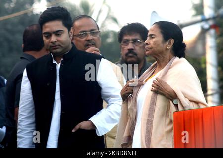 Die Chefministerin des westbengalen Staates und Vorsitzende des Trinamool-Kongresses (TMC) Mamata Banerjee sowie ihr Neffe Abhishak Banerjee MP und Parteianhänger bei einer Massenkundgebung während eines Protestes gegen das neue indische Staatsbürgerschaftsgesetz am 19. Dezember 2019 in Kalkutta. (Foto von Debajyoti Chakraborty/NurPhoto) Stockfoto