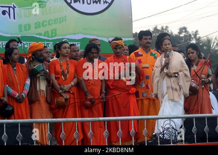 Die Chefministerin des westbengalen Staates und Vorsitzende des Trinamool-Kongresses (TMC) Mamata Banerjee sowie ihr Neffe Abhishak Banerjee MP und Parteianhänger bei einer Massenkundgebung während eines Protestes gegen das neue indische Staatsbürgerschaftsgesetz am 19. Dezember 2019 in Kalkutta. (Foto von Debajyoti Chakraborty/NurPhoto) Stockfoto