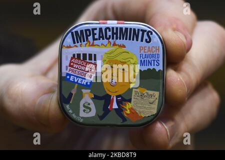 Eine Schachtel Impeachmints, pfirsicharomatisierte Münzstätten, die sich auf US-Präsident Donal Trump beziehen, ist vor der Balla Ban Art Gallery in Dublin ausgestellt. Bei jedem Kauf von Gallery Donald Trump Prints wird eine Kiste mit Prämierungsstätten vergeben. US-Präsident Donald Trump wurde vom von den Demokraten geführten Repräsentantenhaus wegen Behinderung des Kongresses und Machtmissbrauchs im Zusammenhang mit seinen Geschäften mit der Ukraine angeklagt. Am Donnerstag, den 19. Dezember 2019, in Dublin, Irland. (Foto von Artur Widak/NurPhoto) Stockfoto