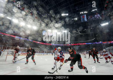 Vasily Tokranov (24) von SKA St. Petersburg und Kirill Kaprizov (97) von CSKA Moskau im Einsatz während des Eishockeyspiels KHL Winter Classic 2019 zwischen SKA St. Petersburg und CSKA Moskau in der Gazprom Arena am 19. Dezember 2019 in Sankt Petersburg, Russland. (Foto von Mike Kireev/NurPhoto) Stockfoto