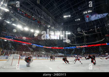 Anton Belov (77) und Miro Aaltonen (52) von SKA St. Petersburg im Kampf gegen Mikhail Grigorenko (25) vom CSKA Moskau im Einsatz beim Eishockey-Spiel KHL Winter Classic 2019 zwischen SKA St. Petersburg und CSKA Moskau in der Gazprom Arena am 19. Dezember 2019 in Sankt Petersburg, Russland. (Foto von Mike Kireev/NurPhoto) Stockfoto