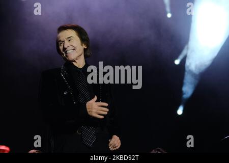 Sänger Raphael während seiner Performance 'RESinphonico Tour 2019' im Wizink Center in Madrid, Spanien, am 19. Dezember 2019. (Foto von Antonio Navia/NurPhoto) Stockfoto