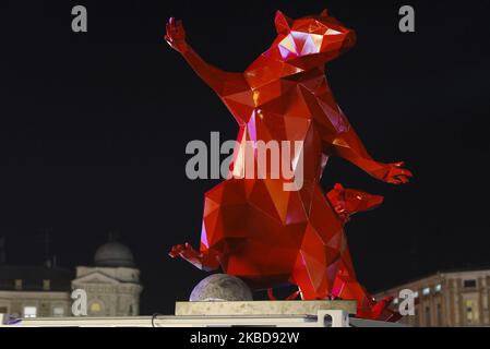 Die Ratte als Symbol für das kommende Jahr 2020 wird am 19. Dezember 2019 auf dem Sifiyska-Platz in Kiew, Ukraine, installiert. Der Hauptweihnachtsbaum der Ukraine leuchtete auf dem Sofiyska-Platz in Kiew auf. (Foto von Sergii Chartschenko/NurPhoto) Stockfoto