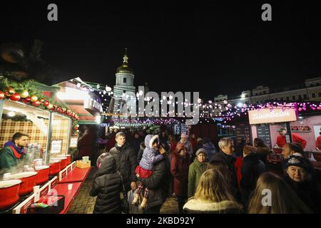 Am 19. Dezember 2019 versammelten sich einige Tausend Menschen, um die Lichter auf dem Weihnachtsbaum auf dem Sifiyska-Platz in Kiew, Ukraine, zu sehen. Der Hauptweihnachtsbaum der Ukraine leuchtete auf dem Sofiyska-Platz in Kiew auf. (Foto von Sergii Chartschenko/NurPhoto) Stockfoto