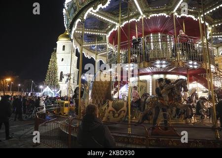 Am 19. Dezember 2019 versammelten sich einige Tausend Menschen, um die Lichter auf dem Weihnachtsbaum auf dem Sifiyska-Platz in Kiew, Ukraine, zu sehen. Der Hauptweihnachtsbaum der Ukraine leuchtete auf dem Sofiyska-Platz in Kiew auf. (Foto von Sergii Chartschenko/NurPhoto) Stockfoto