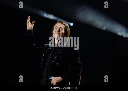 Sänger Raphael während seiner Performance 'RESinphonico Tour 2019' im Wizink Center in Madrid, Spanien, am 19. Dezember 2019. (Foto von Antonio Navia/NurPhoto) Stockfoto