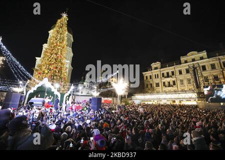 Am 19. Dezember 2019 versammelten sich einige Tausend Menschen, um die Lichter auf dem Weihnachtsbaum auf dem Sifiyska-Platz in Kiew, Ukraine, zu sehen. Der Hauptweihnachtsbaum der Ukraine leuchtete auf dem Sofiyska-Platz in Kiew auf. (Foto von Sergii Chartschenko/NurPhoto) Stockfoto