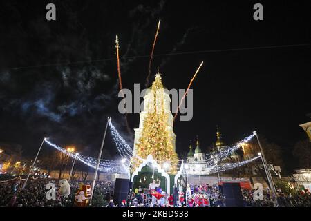 Am 19. Dezember 2019 versammelten sich einige Tausend Menschen, um die Lichter auf dem Weihnachtsbaum auf dem Sifiyska-Platz in Kiew, Ukraine, zu sehen. Der Hauptweihnachtsbaum der Ukraine leuchtete auf dem Sofiyska-Platz in Kiew auf. (Foto von Sergii Chartschenko/NurPhoto) Stockfoto