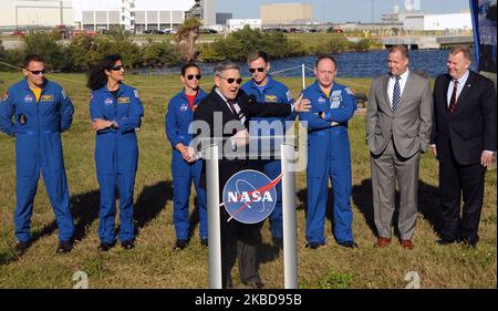 Bob Cabana, Direktor des Kennedy Space Center, stellt die NASA-Astronauten Josh Cassada, Suni Williams, Nicole Mann, Boeing-Astronaut Chris Ferguson, NASA-Astronaut Mike Fincke, NASA-Administrator Jim Bridenstine, Und der stellvertretende NASA-Administrator Jim Morhard bei einer Pressekonferenz am 19. Dezember 2019 im Vorfeld des morgigen planmäßigen Orbitalflugtests der Boeing-Raumsonde CST-100 Starliner im Kennedy Space Center in Florida. (Foto von Paul Hennessy/NurPhoto) Stockfoto