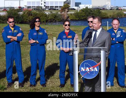 NASA-Administrator Jim Bridenstine beantwortet eine Frage, während die NASA-Astronauten (von links) Josh Cassada, Suni Williams und Nicole Mann, der Boeing-Astronaut Chris Ferguson, Und NASA-Astronaut Mike Fincke schaut am 19. Dezember 2019 bei einer Pressekonferenz im Vorfeld des morgigen Orbitalflugtests der Boeing-Raumsonde CST-100 Starliner im Kennedy Space Center in Florida auf. (Foto von Paul Hennessy/NurPhoto) Stockfoto