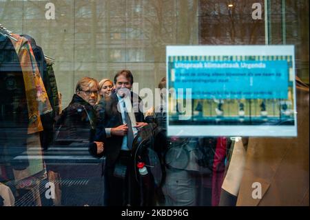 Der Hauptanwalt der Urgenda-Stiftung lächelt, nachdem er am 20.. Dezember 2019 den Urgenda-Fall vor dem Obersten Gerichtshof in Den Haag gewonnen hat. (Foto von Romy Arroyo Fernandez/NurPhoto) Stockfoto