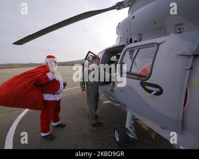 Der Weihnachtsmann fuhr am 20. Dezember 2019 während einer Weihnachtsparty auf dem Militärstützpunkt in der Schwarzmeerstadt Varna, Bulgarien, mit einem Hubschrauber. (Foto von /Impact Press Group/NurPhoto) Stockfoto