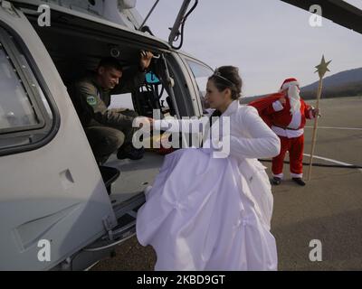 Der Weihnachtsmann fuhr am 20. Dezember 2019 während einer Weihnachtsparty auf dem Militärstützpunkt in der Schwarzmeerstadt Varna, Bulgarien, mit einem Hubschrauber. (Foto von /Impact Press Group/NurPhoto) Stockfoto